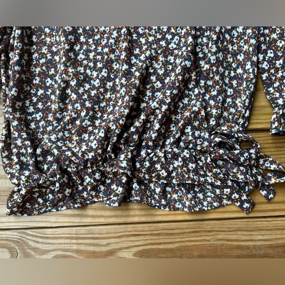 Women’s Sienna Sky Large Floral V-Neck Top - Picture 5 of 10